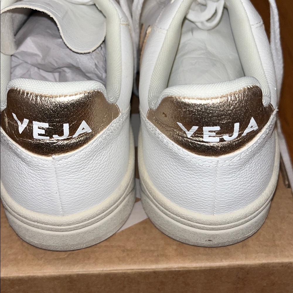 VEJA V-10 Bicolor Metallic Low-Top Sneakers in Extra White Plantine - Picture 7 of 12